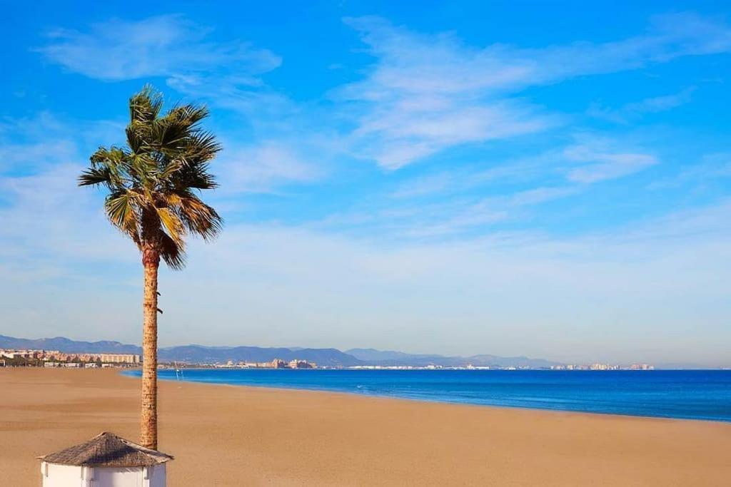 Rooms In Spacious Beach Flat In Valencia Exteriör bild