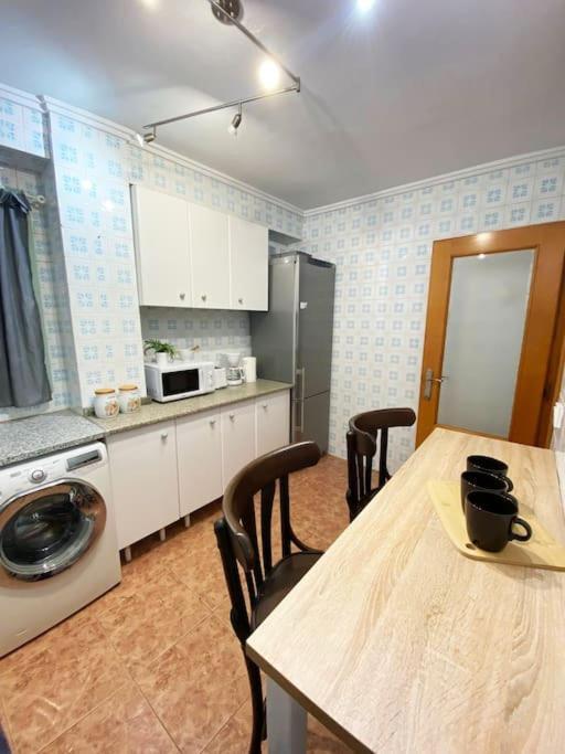 Rooms In Spacious Beach Flat In Valencia Exteriör bild