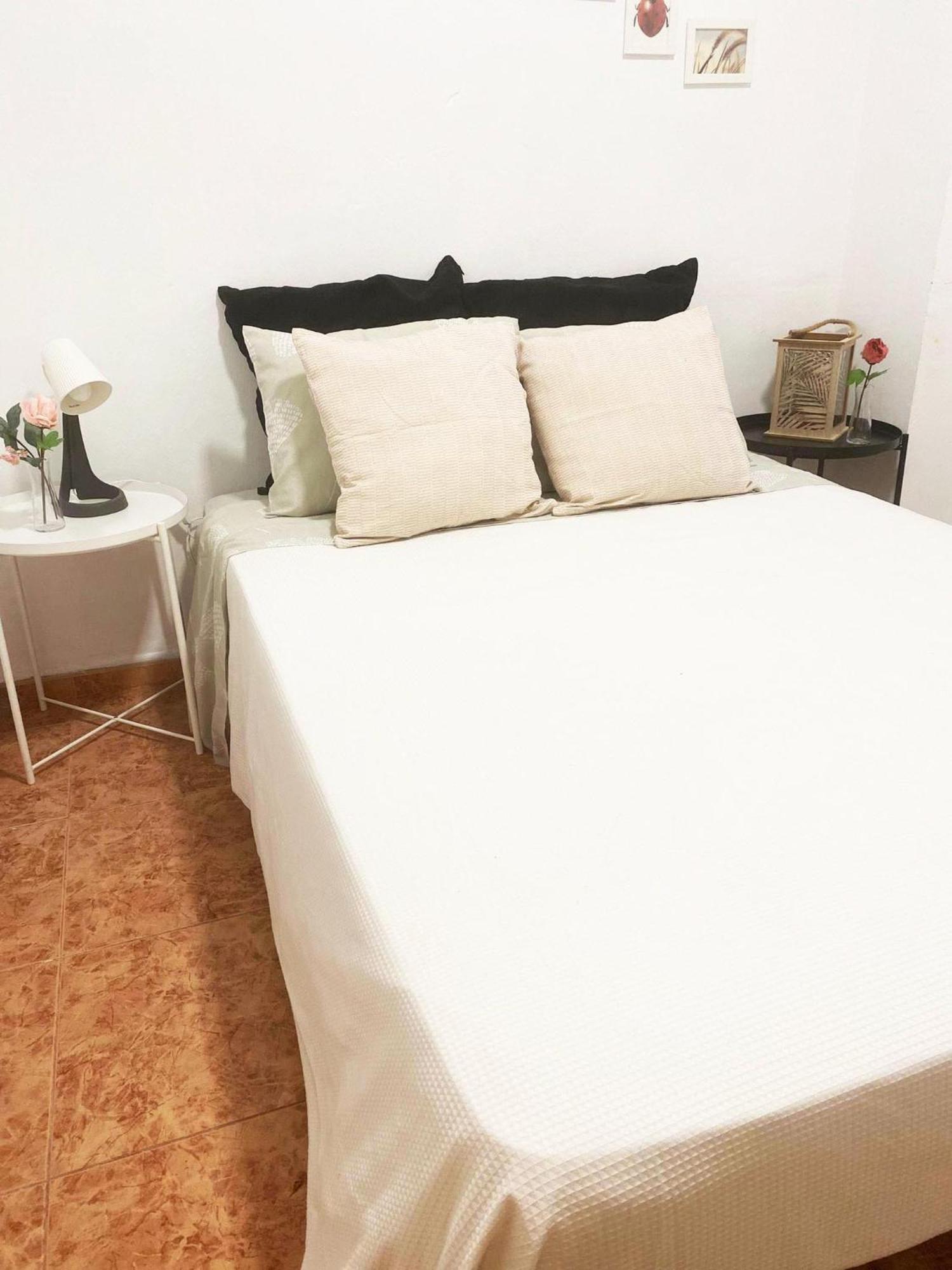 Rooms In Spacious Beach Flat In Valencia Exteriör bild